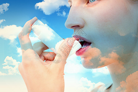 金发女郎吸吸入器的复合图像哮喘病保健金发女性呼吸医疗蓝天哮喘病痛卫生图片