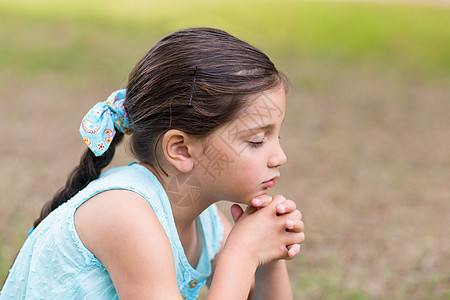 小女孩在祷告时祈祷图片