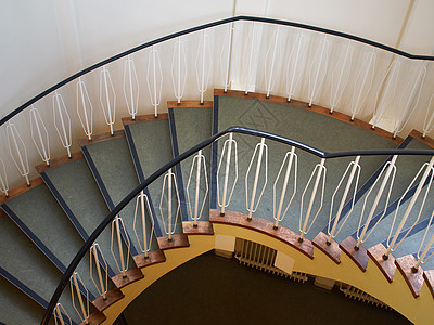 螺旋楼梯的下向视图漩涡房子建筑艺术旋转圆形椭圆形建筑学眩晕栏杆图片