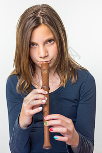 女孩玩长笛青年享受开槽教育乐器女性音乐家手指青少年女郎图片