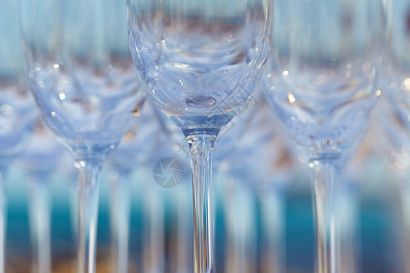 婚礼派对的空葡萄酒杯设置宴会眼镜桌子奢华盘子环境接待庆典菜单餐厅图片