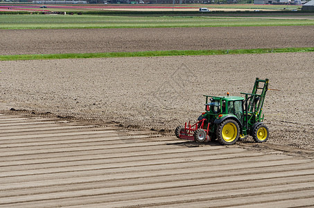 Keukenhof 附近收割后 Dutch 田地的拖拉机图片