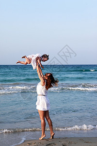 母亲和女儿天堂旅行波浪裙子孩子热带头饰微笑海滩女士图片