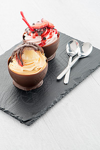 草莓和巧克力糕饼慕斯饮食奶油蛋糕熟食饥饿生日巧克力面包派对糕点图片