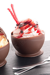 草莓和巧克力糕饼慕斯沙漠庆典糕点甜点面包美食饮食派对巧克力蛋糕图片
