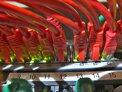 连接到服务器的网络电缆连接器数据插座港口电讯数字插头安慰绳索红色图片
