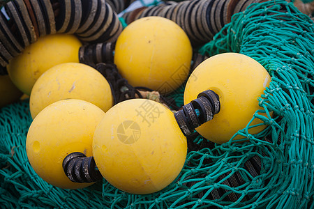 布列塔尼港的渔网和浮标漂浮蓝色商业绿色港口海鲜海洋齿轮图片