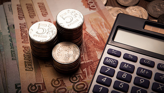 带有计算器的俄罗斯小块卢布收费报酬现金钱盒积累资本经济硬币统计支出图片