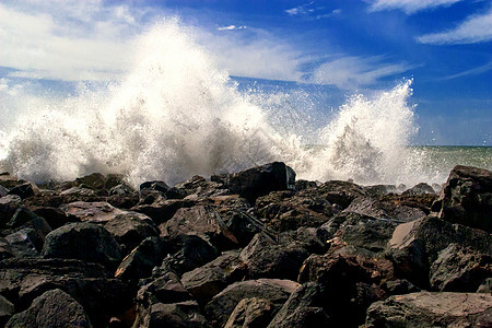 海洋海浪撞击岩石海岸图片
