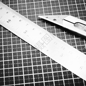 裁剪黑白色平垫音调的尺尺和切割器木板工具几何学塑料白色金属数字刀具办公室橡皮图片