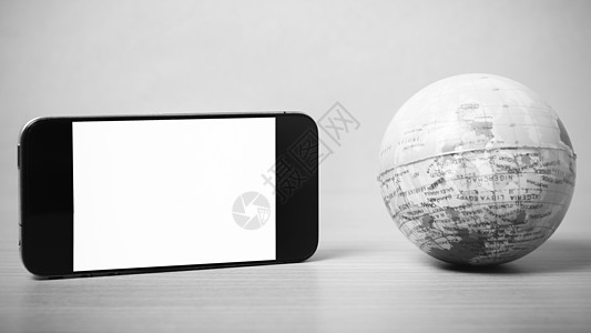 智能手机和土球黑白颜色音调风格电脑互联网社会展示世界电话屏幕细胞用户按钮图片