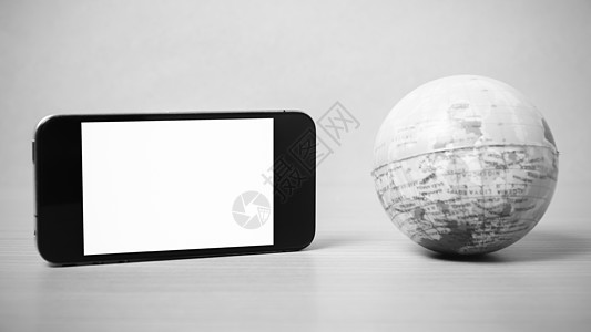 智能手机和土球黑白颜色音调风格电话社会数字技术魔法按钮屏幕电脑细胞用户图片