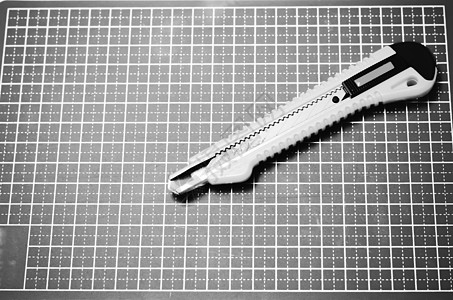 剪切黑白彩色板上的切割刀的颜色风格危险黑色绿色工作学校金属木板工艺工具乐器图片