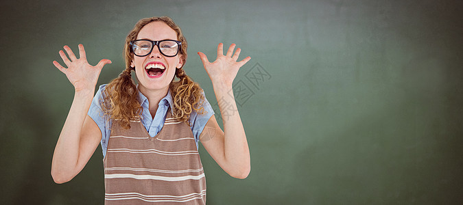 课堂举手喜笑和举手的时装女超人综合形象快乐毛衣手势微笑双手极客学校教育笑容女性背景