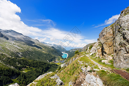 和Lago dArno意大利隆巴迪森林树木踪迹蓝色闲暇天空全景水库岩石远足图片