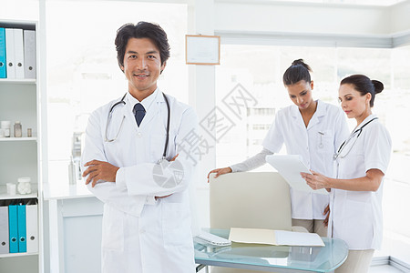 医生关心病人医生当着同事同事的面微笑背景