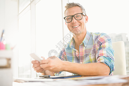 使用智能手机微笑临时临时设计师技术新生意专业人士快乐男人衬衫编辑设计平面图片