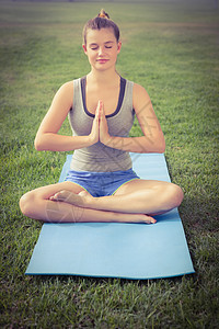 爱好和平运动的金发金发女郎在练习垫上冥想锻炼生活方式公园阳光双手绿地瑜伽身体运动服护理图片