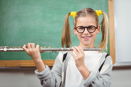 教室中有长笛的可爱学生学校童年智力班级微笑乐器女性小学小学生眼镜图片