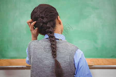 国外小学生被谜语迷惑的学生在抓头课堂黑板童年早教瞳孔班级思维小学生女性混血背景