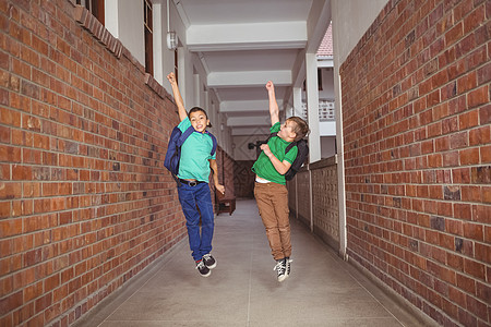 国外小学生学生们跑着跳下大厅背景