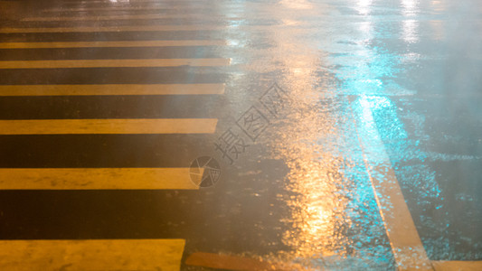 街上大雨飞溅街道洪水水坑下雨反射风暴圆圈台风沥青图片