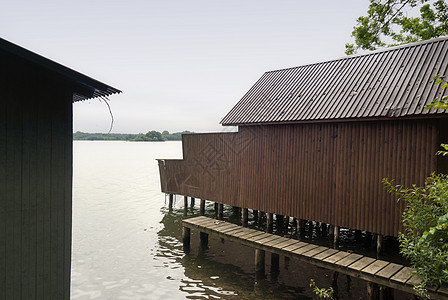 德国Schaalsee号船坞钓鱼湖岸水域小屋船屋房子码头支撑保护区生物图片