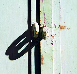 在非洲 旧的木头外墙 hh挂锁隐私安全金属古董指甲锁孔保障建筑钥匙图片
