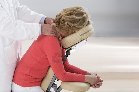 在医务室进行背后按摩的妇女女性脖子考场理疗治疗师按摩师诊所办公室肩膀服务图片