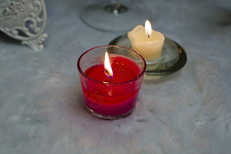 红的和白的香烛黄色火焰按摩白色香气石头水平冥想桌子蜡烛图片