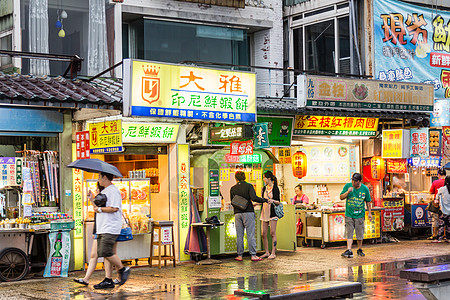 在丹水老街和海滨周围行走的购物商勘探旅游淡水闲暇购物城市吸引力建筑街道行人图片