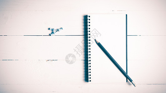 铅笔和笔记纸 用推针老旧样式写作笔记记事本空白日记条纹办公室学校螺旋软垫图片