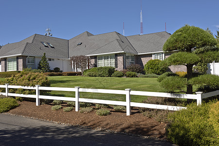 有白色栅栏的房子 俄勒冈州天窗建筑学树木窗户天线居住草坪车库空间装置图片
