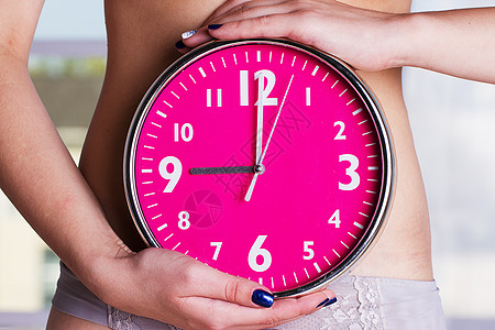 生物计时     女性手中的粉色手表图片