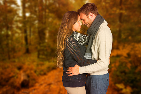 年轻情侣拥抱的侧面图像综合组合女士亲热橙子棕色情人夫妻男性头发森林叶子背景