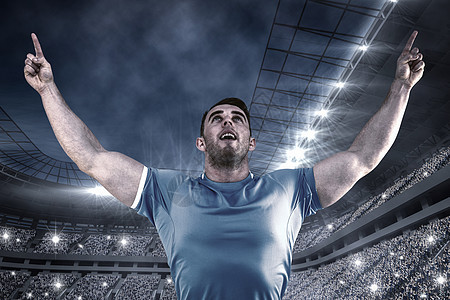 橄榄球运动员欢呼和指向的复合图像肌肉运动播放器服装微笑世界绘图足球快乐男人图片