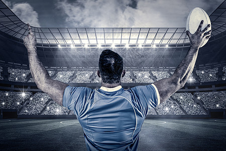 橄榄球运动员与球一起欢乐的复合图像杯子晴天男性微笑闲暇竞技足球欢呼绘图天空图片