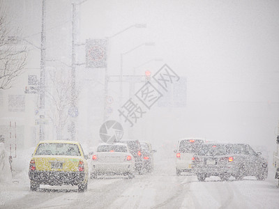 路上有暴风雪图片