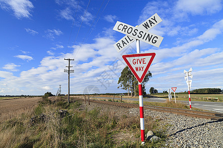穿过铁路 让路标志图片