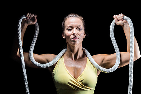 健康女人用举起的手握着绳子捆住颈部图片