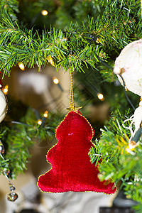 圣诞树红装饰和灯光图片