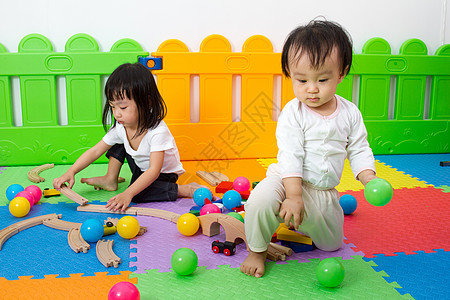 亚裔中国儿童玩砖头游戏建造积木火车育儿快乐男生童年学习婴儿建设者图片