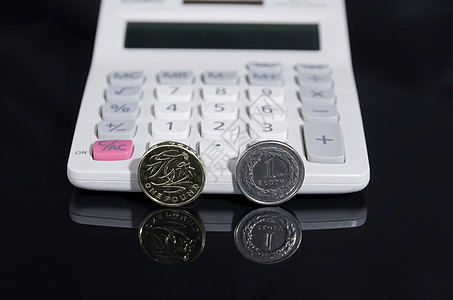 一磅和抛光兹罗提背景硬币黑玻璃贷款现金黑色预算计算器金融数量图片