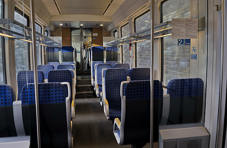 列车内载客运输图片