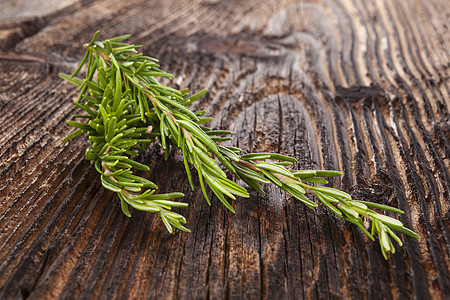 罗斯玛丽在木制桌上桌子乡村香味叶子烹饪草本植物食物绿色木头疗法图片