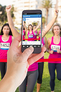 女性手握智能手机的复合图象跑步者机构屏幕乳腺癌快乐健身电话友谊短信终点图片