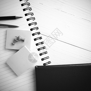 黑白铅笔带有办公室用品黑白风格的棕色笔记本铅笔补给品学生商业白色记事本桌子笔记学习学校背景
