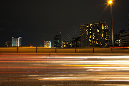 现代城市夜间的灯光交通小道市中心运输场景街道建筑景观辉光速度运动蓝色图片