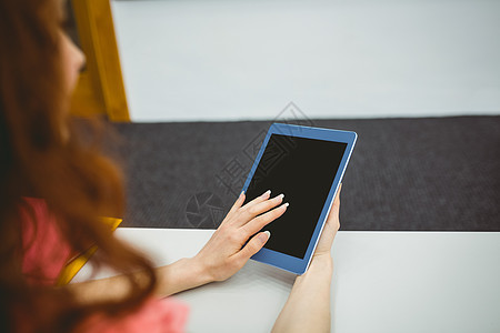 使用平板电脑在教室上课的成熟学生大学成人教育滚动高等教育教育女士触摸屏休闲校园学校背景图片