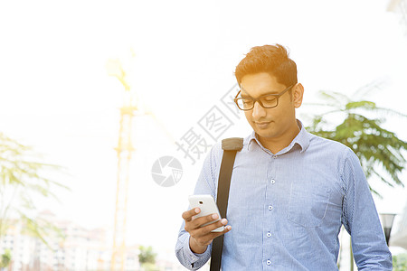 印度商界人士使用智能手机发简讯图片